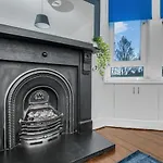 Spacious & Modern 1 Bedroom Flat - Near City Centre & Arthur Seat