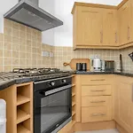 Spacious & Modern 1 Bedroom Flat - Near City Centre & Arthur Seat